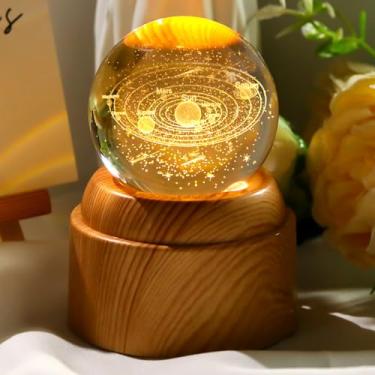 Imagem de Ornalrist Estrelas gravadas 3D de 6 cm com esfera de cristal do sistema solar com base giratória de madeira