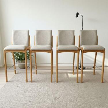 Imagem de Kit 4 Banqueta Aura Alta Madeira Maciça E Linho 28 Areia Design Modern