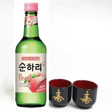 Imagem de 01 Bebida Alcoólica Soju Coreano com Sabor (Morango, Pêssego, Uva, Toranja, Yogurt, Ameixa, Blueberry) + 02 Copo Guinomi (Copo Ideograma (Kotobuki), Pêssego)