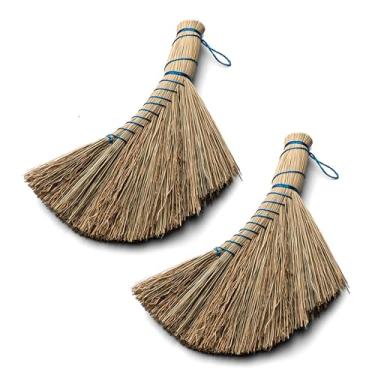 Imagem de Conjunto de 2 vassouras de palha natural – Conjunto de vassouras manuais pequenas de 31 cm com formato ergonômico para limpeza de várias superfícies – Escovas de cerdas rígidas para uso interno e