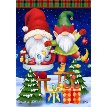 Imagem de Briarwood Lane Gnomos de Natal Bandeira de Jardim Feriado Humor Elfo Presentes 12,5" x 18"
