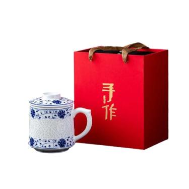 Imagem de Xícaras de chá de porcelana branca requintadas pintadas à mão - xícaras de escritório de filigrana azul e branca para fazer chá.