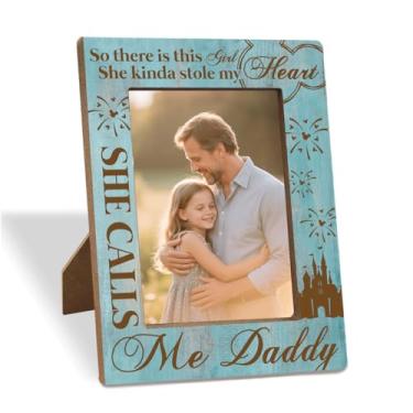 Imagem de XHWLYN Porta-retrato "So There Is This Girl She Kinda Stole My Heart She Calls Me Daddy", presente de dia dos pais, lembrança de aniversário, presente especial de Ação de Graças e Natal, 20 x 15 cm