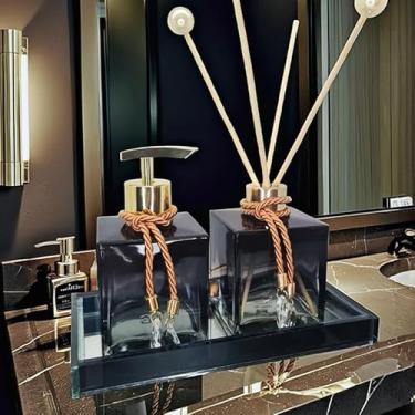 Imagem de Kit Lavabo Vidro Luxo com Bandeja Branca e Vidro Âmbar – 02 Frascos Cubo 250ml, Difusor de Aroma com Varetas Decoradas e Acessórios de Banheiro(Preto Degrade C/Dourado,Sem Bandeja)