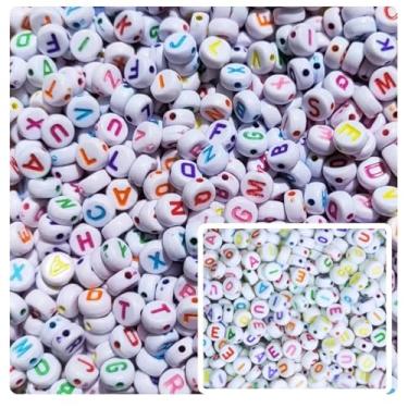 Imagem de Kit Micanga 400 Letras Vogais + 400 Letras Sortidas do Alfabeto Missanga Colar Pulseira Infantil (Branca e Colorida)