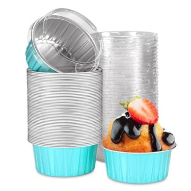 Imagem de Eoonfirst 50 peças de ramequins descartáveis com tampas de 142 g, forros de cupcake redondos de folha de alumínio, copos de muffin, formas de muffin (azul claro)