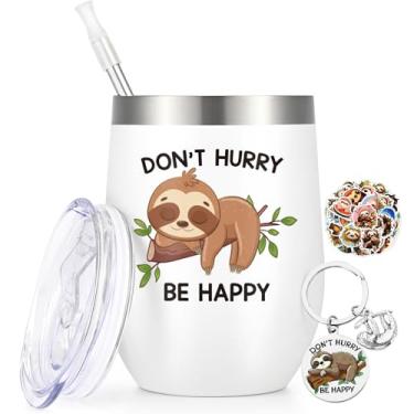 Imagem de Lifecapido Sloth Gifts, Don't Hurry Be Happy Copo de vinho isolado de 340 g com chaveiro e adesivos, presente de aniversário de Natal, presentes de preguiça para mulheres, branco