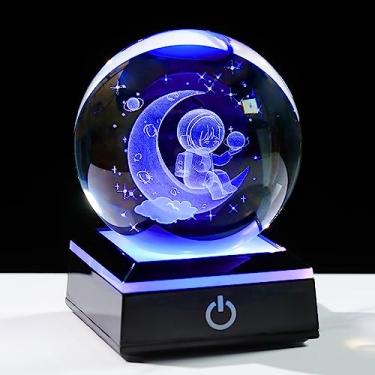 Imagem de Qianwei Estátua de astronauta – Astronauta de cristal 3D com lua Saturno Figura Lâmpada para mesa de mesa masculina decoração – Enfeite de mesa de vidro com tema de espaço para decoração de quarto com tema de espaço sideral