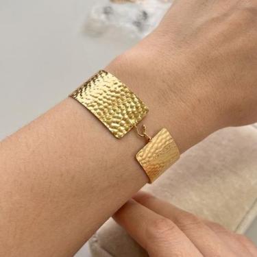 Imagem de Bracelete largo martelado - ALBAA JOIAS, Dourado, Dourado