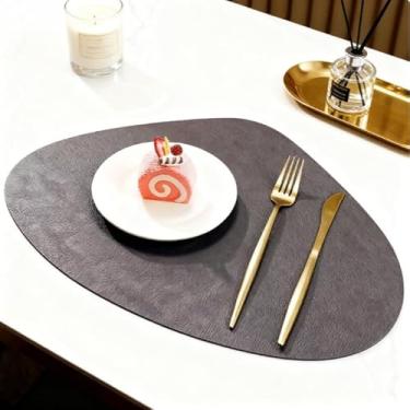 Imagem de Jogo americano de couro PU dupla face – Tapete de mesa antiderrapante em forma de gota d'água com design de couro sintético de duas cores (preto e marrom)