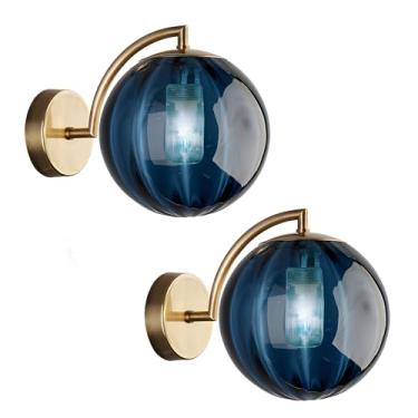 Imagem de Conjunto de duas arandelas de parede com globo dourado e 1 lâmpada de vidro azul. Iluminação de parede moderna de meados do século XX para quarto e cabeceira.