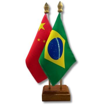 Imagem de Bandeira de Mesa Elegance Brasil e China, Dupla Face, 19x13cm, Base Madeira com 2 Hastes, Tecido Oxford, para Escritório e Eventos
