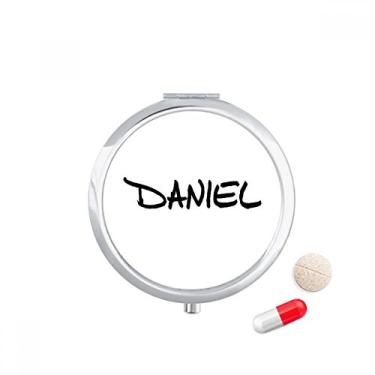 Imagem de Porta-comprimidos de Daniel com caligrafia especial e nome inglês para bolso e remédios
