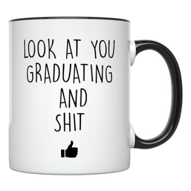 Imagem de YouNique Designs Caneca de formatura, 325 ml, caneca de café de formatura para ele e ela, copo de formatura 2021, caneca de formatura PhD Masters College (alça preta)