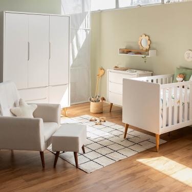 Imagem de Kit Quarto Infantil Theo com Pés Retrô Mel - Berço + Cômoda 3 Gavetas + Guarda-Roupa 3 Portas + Poltrona e Puff Lola - Branco Fosco