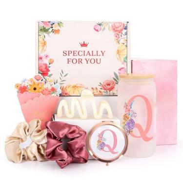 Imagem de GooBird Caixa de presente feminina Letter Q Queen – Conjunto de presente inicial rosa com copo, espelho e acessórios de cabelo, presentes de aniversário, Natal ou empoderamento