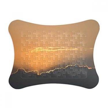 Imagem de Moldura de quebra-cabeça com nuvens de céu escuro laranja enfeite de jogo de quebra-cabeça