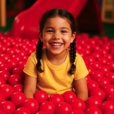 Imagem de Pensou Comprou 200 Unidades Bolinhas Vermelhas Que Não Amassam Piscina Infantil Atóxicas Seguras Resistentes Leves Cercadinhos Playgrounds Festas