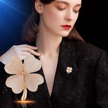 Imagem de Charmoso Broche de trevo de quatro folhas de quartzo rosa, dourado - joia com detalhes em tom para mulheres