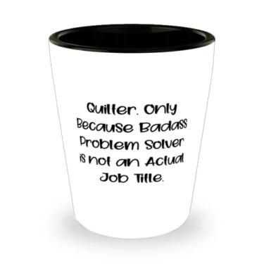 Imagem de Presentes de colcha inspirador, quilter. Only Because Badass Problem Solver não é um título de trabalho real, copo de tiro de Natal para quilter