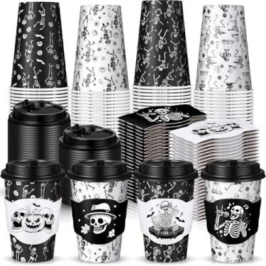 Imagem de Jingmore Pacote com 100 xícaras de café descartáveis de 340 g de Halloween com tampas e mangas para bebidas frias e quentes para decoração de festa de Halloween (esqueleto)