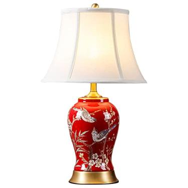 Imagem de Abajur de mesa em cerâmica com cúpula de tecido plissado, acabamento esmaltado vermelho, ideal para cabeceira de cama. Grande luminária de mesa oriental em cerâmica para decoração de quartos