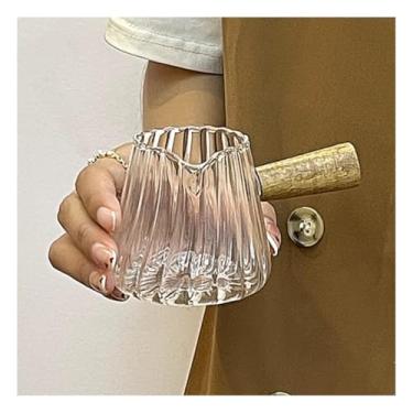 Imagem de Jarro de leite pequeno listrado de vidro com cabo de madeira, copo medidor de café, jarro de leite