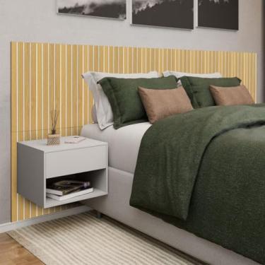 Imagem de Cabeçeira Ripada Painel e 2 Mesas de Cabeçeira com Gavetas MDF Madeirado Elegancia no Dormitório Kit Completo Casal, Queem e King Size (Amadeirado/OffWhite)