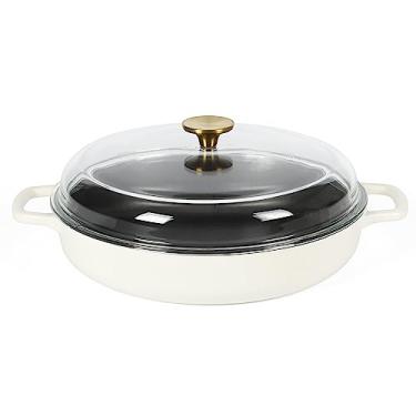 Imagem de Sur La Table Kitchen Essentials 3,75 litros de ferro fundido esmaltado multifuncional não tóxico antiaderente assadeira com tampa de vidro borossilicato - linho branco