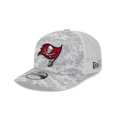 Imagem de BONE NEW ERA 9SEVENTY TAMPA BAY BUCCANEERS NFL SALUTE SERVICE 2025 VERMELHO-Masculino