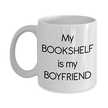 Imagem de Caneca My Bookshelf Is My Boyfriend – Presente para amantes de livros – Caneca de café de cacau quente divertido – ideia de de Natal ou aniversário