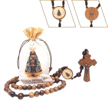 Imagem de Terço Nossa Senhora Aparecida em Madeira Imbuia, Contas 10mm, Crucifixo 6,8cm, com Saquinho Estampado, Acabamento Ouro Velho