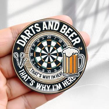 Imagem de Ímã de geladeira vintage dardos e cerveja Thats WHY IM HERE Design - Adesivo redondo de geladeira de resina acrílica de 5,8 cm, presente de decoração retrô, tamanho perfeito para geladeira, armário ou