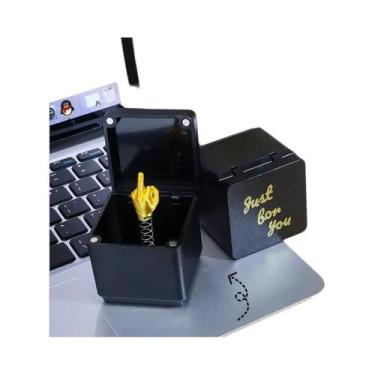 Imagem de Figurinha De Dedo Do Meio Em Caixa, Presente De Natal Engraçado E Cria