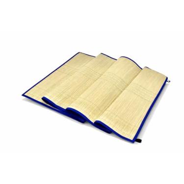 Imagem de Esteira de Praia Dobrável de Palha com Proteção Térmica, Alça para Transporte, Acabamento Azul, para Camping e Piquenique