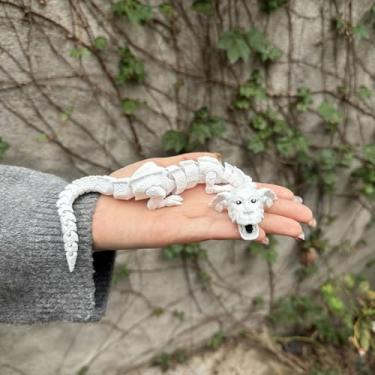Imagem de Estatueta colecionável de dragão chinês branco impresso em 3D para decoração de mesa executiva de escritório doméstico