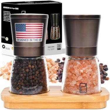 Imagem de Conjunto de moedor de sal e pimenta de aço inoxidável preto premium com suporte em madeira de bambu – Saleiro de bronze e pimenteiro com grossura ajustável – Conjunto de moedor de pimenta e saleiro de bronze