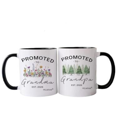 Imagem de PEJAFAN Conjunto de canecas de café Promoted To Grandparents 2026 - Dia das Mães, Dia dos Pais Caneca para avó - Presentes para novos avós primeira vez avó vovô 2026 325 g (Avós 2026 Preto)