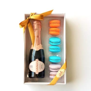 Imagem de 4 Caixas Embalagens Branca para Baby Chandon e 7 Macarons Mini Vinho Espumante Presente Elegante Doces Finos Dia das Mães Namorados