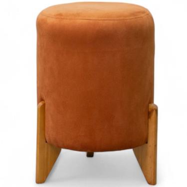 Imagem de Puff banqueta Conflex Coral redondo em tecido veludo pés de madeira maciça Terra Cota
