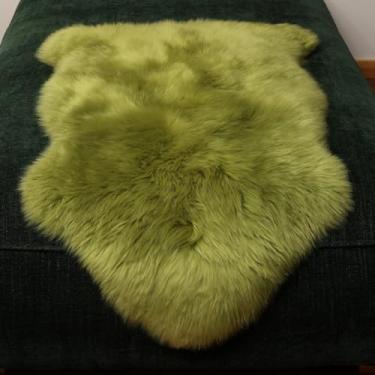 Imagem de LLB Tapete de pele de carneiro genuíno, tapete de lã, tapete de pele felpuda e felpuda para sala de estar, quarto de crianças, pele de carneiro real, tapetes de pele de cordeiro, tapete de sofá, capas de assento de cadeira (verde ervilha, 60 x 0,91 cm pele de carneiro)