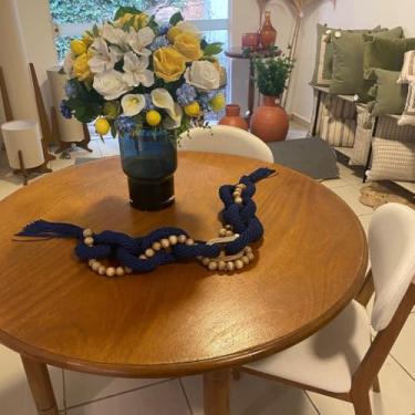 Imagem de Colar de Mesa Decorativo Elos em Crochê Azul 120 cm – Artesanal, Fio Náutico e Madeira – Decoração Boho, Sala, Quarto e Aparadores