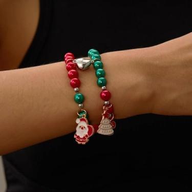 Imagem de Pulseiras de Natal empilhadas com berloques de Natal, pulseiras, presentes, decorações de árvores, roupas femininas
