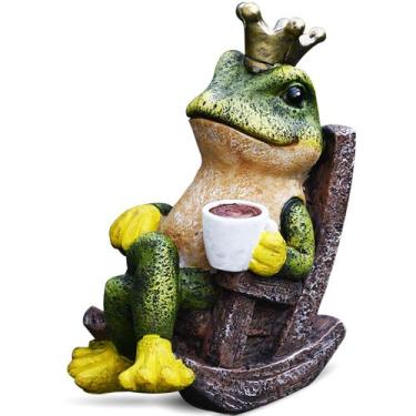 Imagem de Estátua de jardim Prince Frog em cadeira de balanço com xícara de café