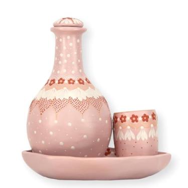 Imagem de Vale do Jequitinhonha Moringa Artesanal em Cerâmica Rosa com Desenhos Pintados à Mão, Conjunto com Copo e Aparador, 850ml, (D459)