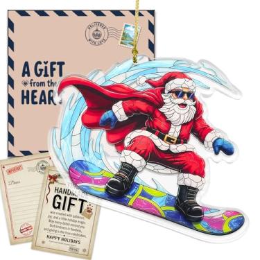Imagem de Enfeite de Natal de Papai Noel Snowboard 2025 – Decoração de Papai Noel com efeito vitral com cartão de história, decoração divertida de Natal para árvore, espelho de carro, presente de Natal