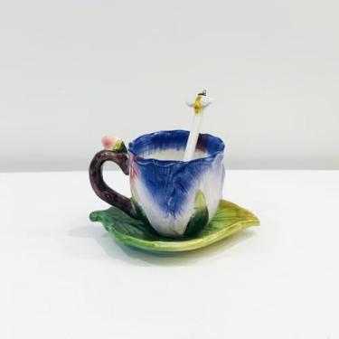 Imagem de Minigift Conjunto de pires de xícara de café expresso Pansy Ltalian pintado à mão em cerâmica, flor 3D com design de colher de borboleta, 90 ml (azul)