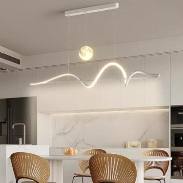Imagem de Luminária pendente LED para mesa de jantar, com regulagem de intensidade e controle remoto. Lustre moderno com design em espiral e cúpula em formato de lua, ideal para sala de estar e cozinh