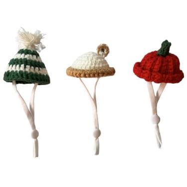 Imagem de 3 peças de chapéu de malha feito à mão com alça ajustável para mini animais pequenos, hamster, galinha, pato, papagaio, lagarto, estatuetas colecionáveis, roupas de festa de Natal, acessórios de
