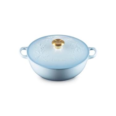 Imagem de Le Creuset Forno de chef tradicional de ferro fundido esmaltado, coleção azevinho, 4,5 qt, azul costeiro com puxador dourado
